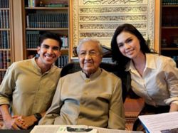 Bella Astillah 'starstruck' after meeting Tun M with Syed Saddiq