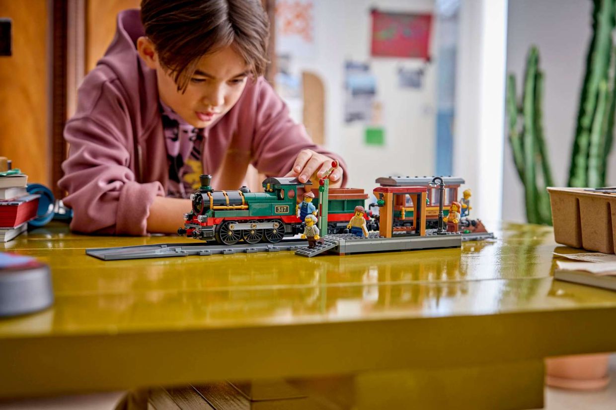 The Vintage Steam Train is a nicely designed train set that kids would love.