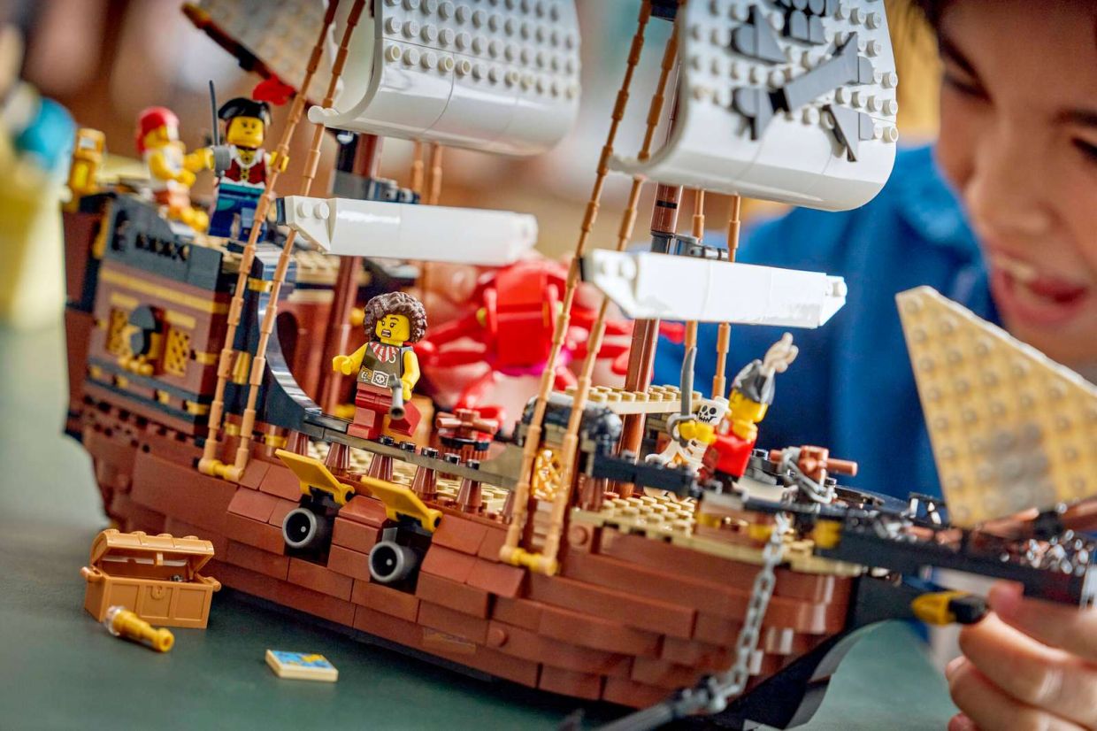 The Iconic Pirate Ship set is great fun for both parents and kids. After all, who doesn't like to play pirates?