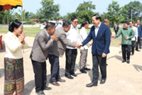 Lao PM visits Khammuan province, gives advice on poverty alleviation