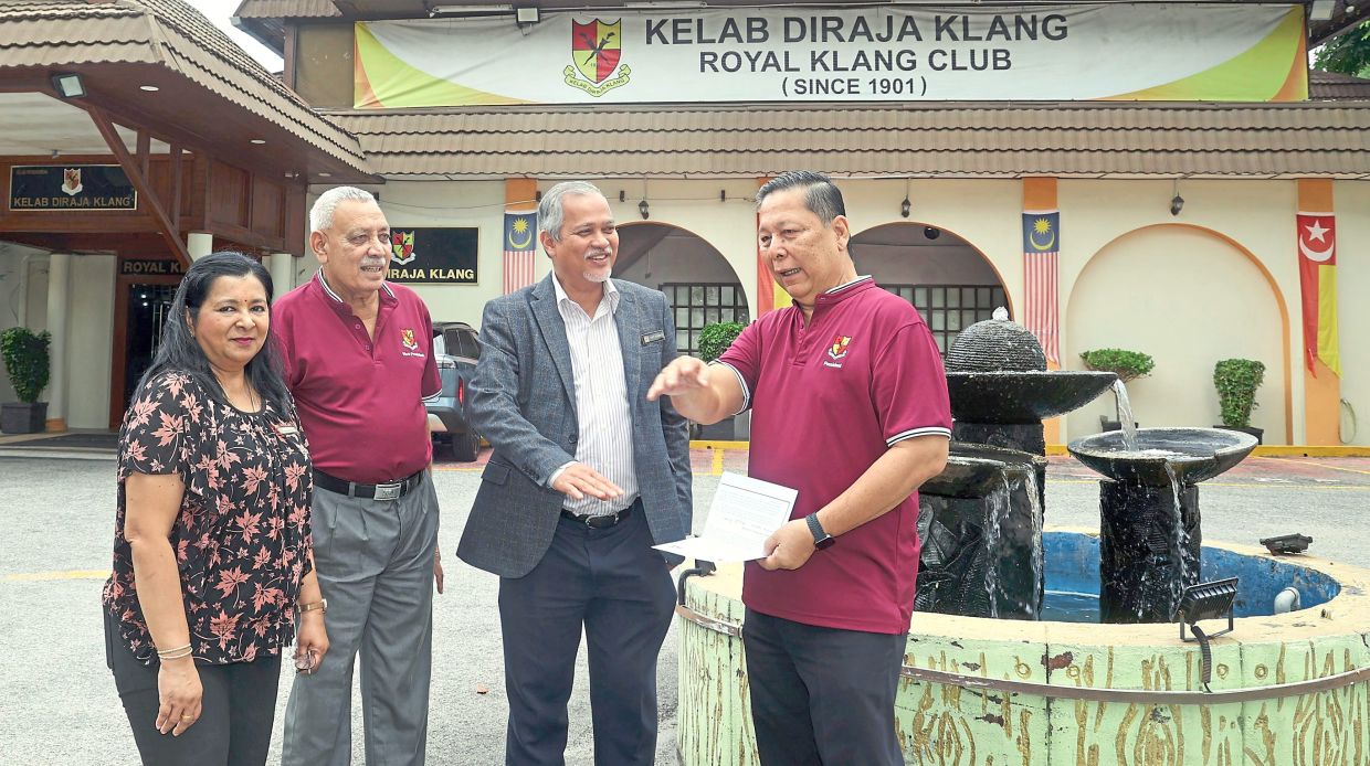 Abd Hamid (third from left) discussing the upgrades with Lee (right) while Royal Klang Club vice-president Serjeet Singh and club general manager Shamala Hari Krishnan look on. 
