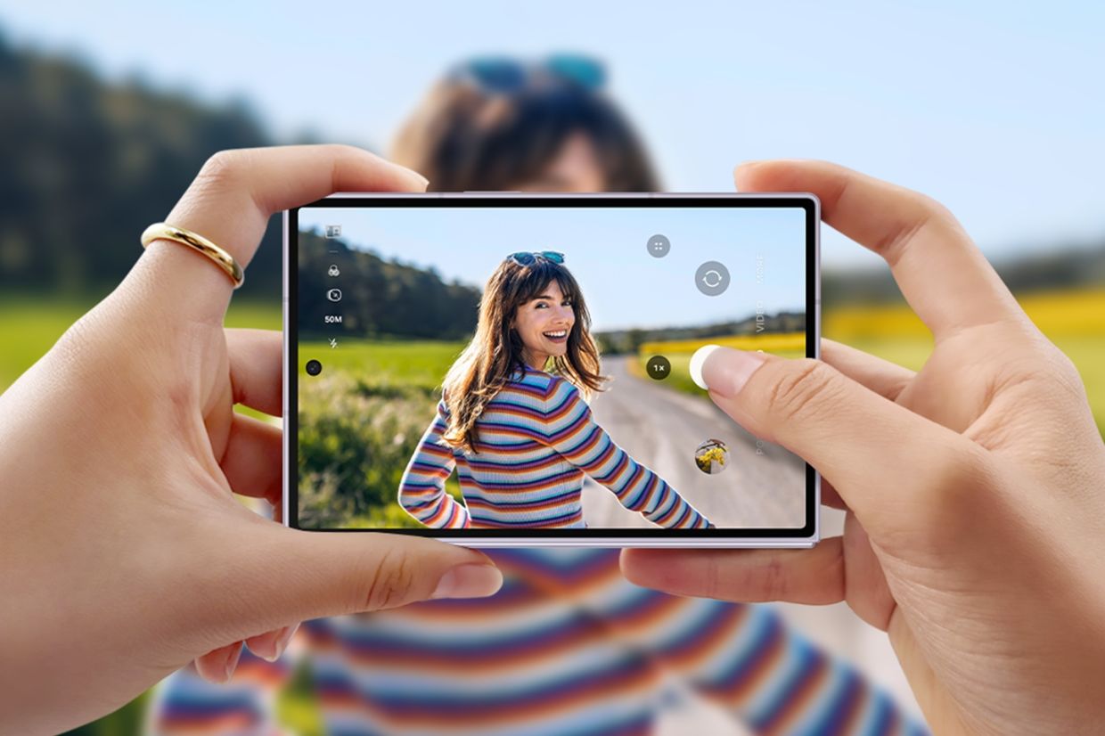 According to Samsung, the folded 10:16 form factor of the Z Fold 8 is similar to that of a digital camera.