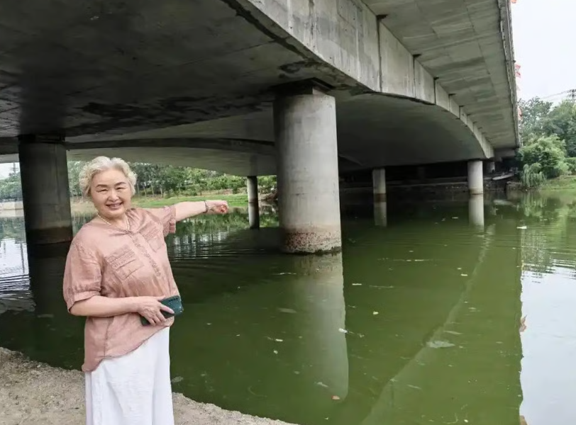The white-haired retiree recalled chatting with her friends near the bridge when sudden shouts alerted her that someone had fallen into the water. - Baidu