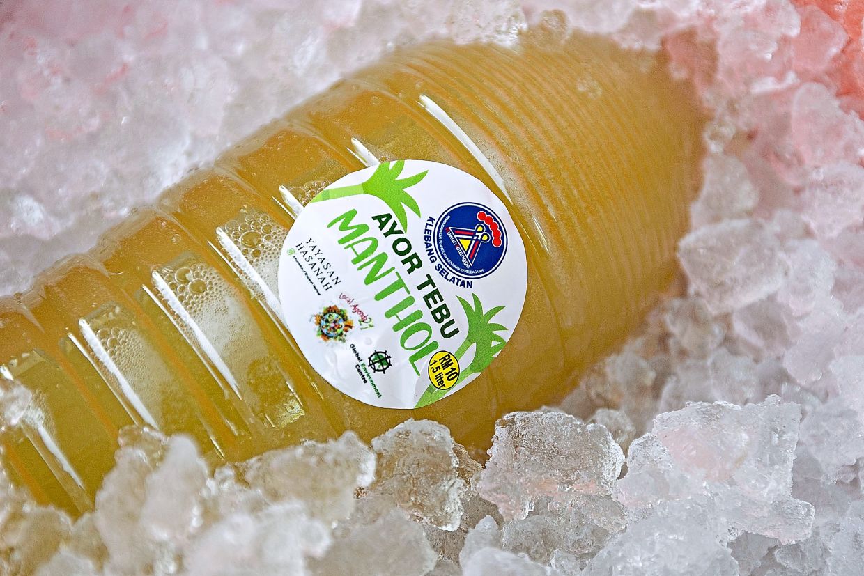 The bottled Manthol sugarcane juice produced by Abdul Razak.
