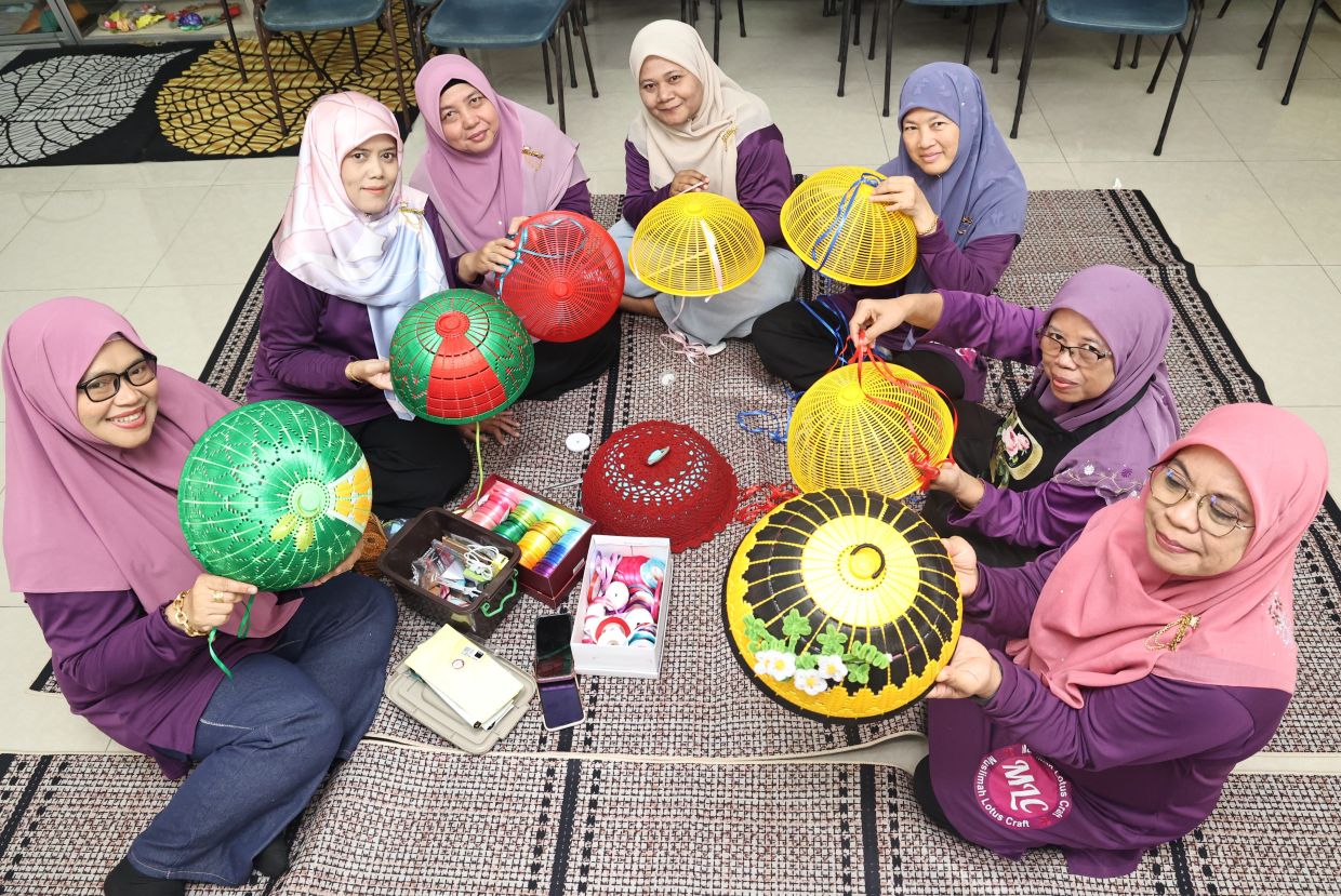 Salsabila (second from left) teaches fellow crafters how to decorate food covers with ribbons.