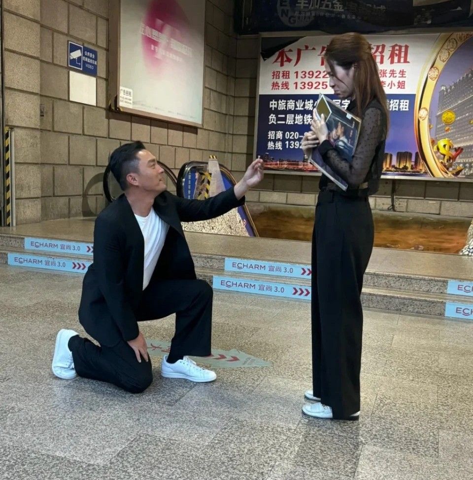 Mat Yeung decided to surprise Lisa Ch'ng by getting down on one knee and presenting her with a diamond ring once again. Photo via China Press