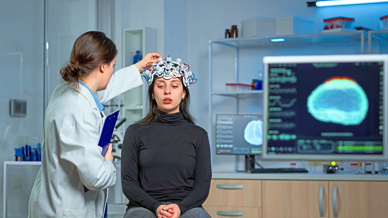While most people with migraine don’t need brain scans, your neurologist might recommend one if you have any red flags such as a headache that peaks in intensity within seconds or minutes. — Magnific