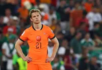 Soccer-Barcelona's De Jong ruled out for weeks due to serious knee injury