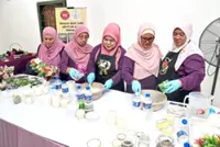How these Malaysian crafters turn crushed glass bottles into craft