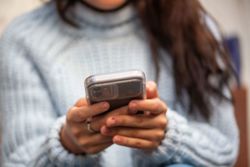 What does ‘infinite scrolling’ on phones do to our brains?