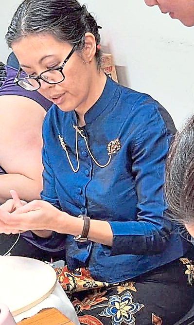 Tan, who is member of the Melbourne-based Peranakan Association of Australia, conducting a kasut manek embroidery workshop Down Under.