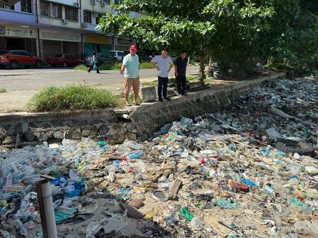 Rubbish blanketing the Kampung Pukat shoreline
