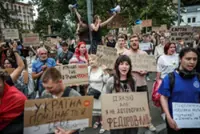 Ukrainians back ousted defence minister as political crisis brews