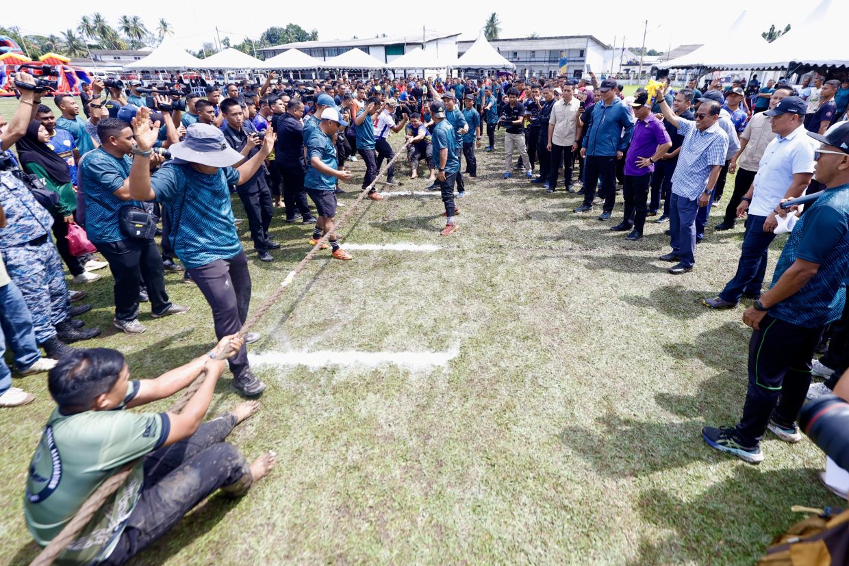 Defence Minister Datuk Seri Mohamed Khaled Nordin launch the final round of tug of war game during the Program Kesejahteraan Warga ATM at Kem Sirusa, Port Dickson. — FAIHAN GHANI/The Star