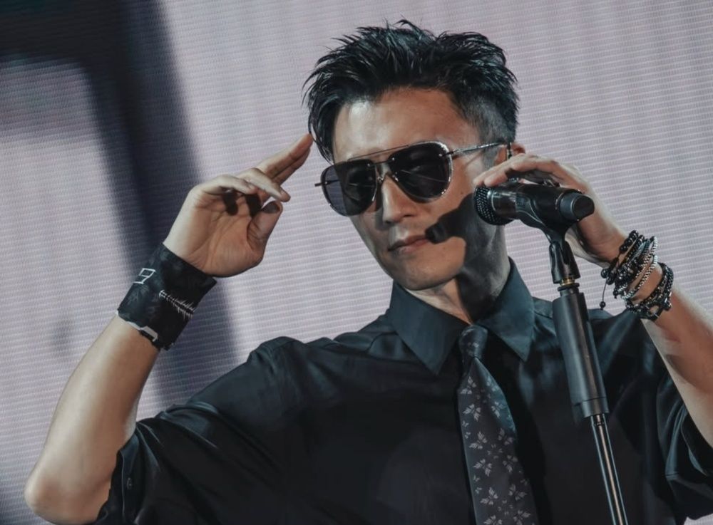 Nicholas Tse wearing his late father Patrick Tse’s signature sunglasses during an emotional concert in Qingdao. -- Picture: Instagram/chefnicookies