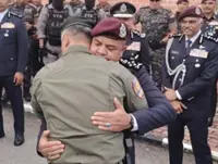 Ayob Khan receives heartfelt gesture from AKPS chief after retirement ceremony