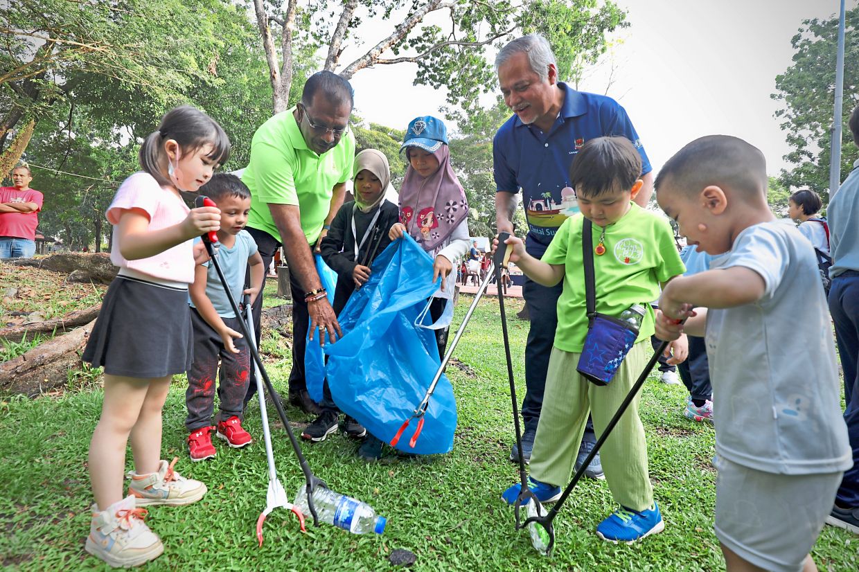 Children jointhe plogging exercise, while Abd Hamid (right) and Gunaraj weigh in with support.