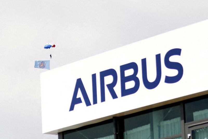 Plane, engine makers in tug of war over future jet servicing profits