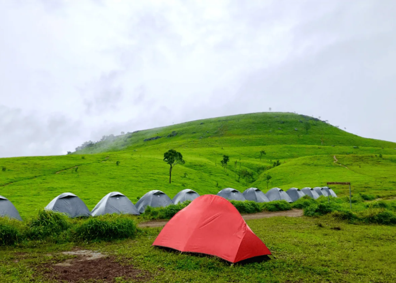 The Khnorng Sampov or Ship’s Back Mountain, at Khnorng Phsar. - Niem Chheng