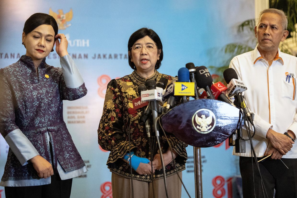  Indonesia's central bank governor, Perry Warjiyo, has stepped down. Interim Governor of Indonesia's Central Bank Destry Damayanti, accompanied by Friderica Widyasari Dewi, head of the Financial Services Authority (OJK), and Anggito Abimanyu, chairman of the Deposit Insurance Corporation (LPS), announced the decision after meeting the President at the Presidential Palace complex in Jakarta, Indonesia, on Monday, July 27, 2026. REUTERS/Willy Kurniawan