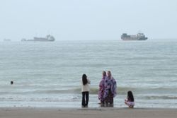 Peace at Hormuz Strait - Oil prices hit a one-week low after US and Iran pause fighting over the weekend