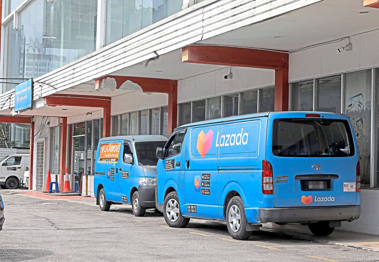 Courier service companies are allowed to operate from commercial buildings, business and shopping complexes, shoplots, mixed commercial developments, industrial areas and standalone buildings in commercial and industrial zones.