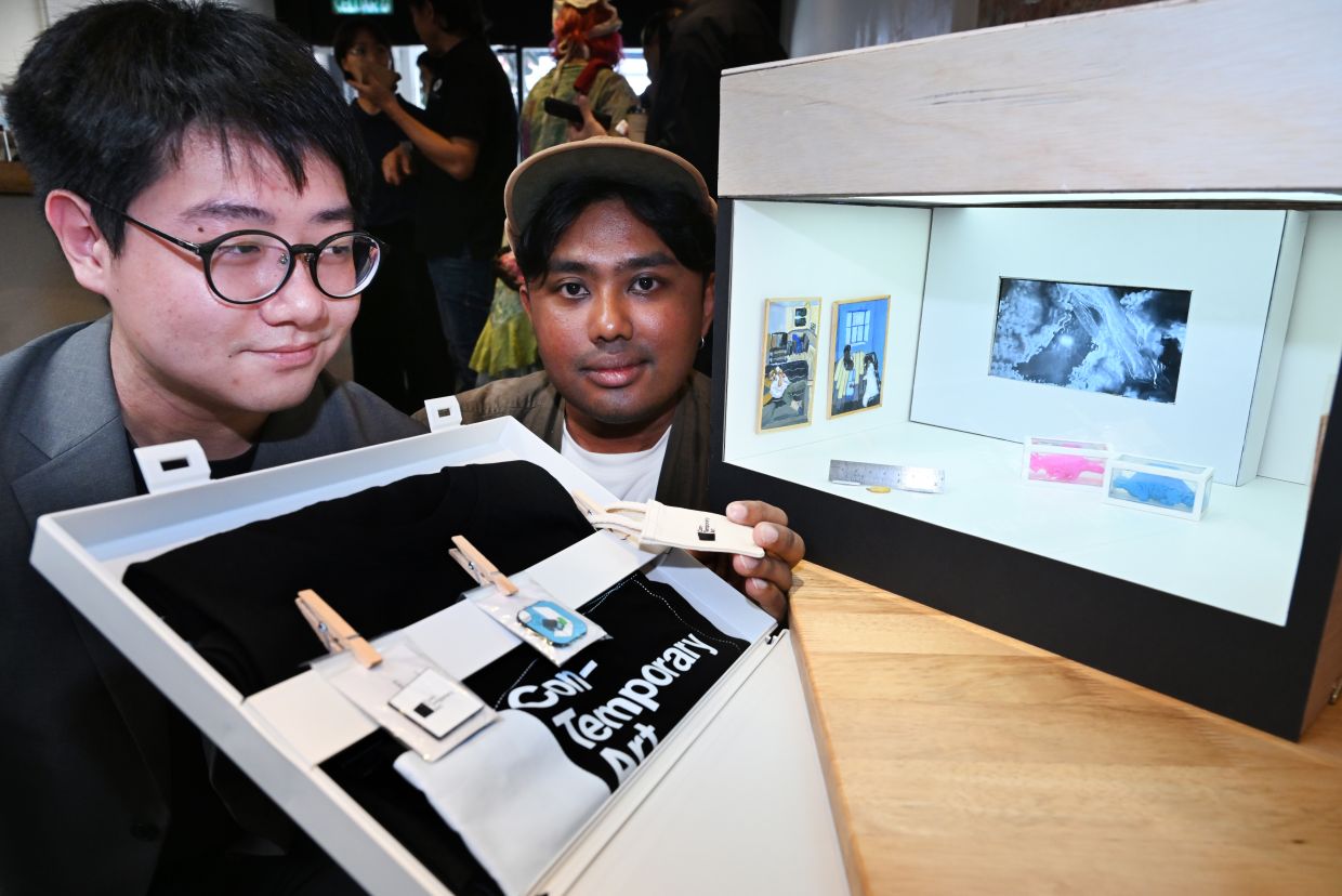  'Con-Temporary Art' duo B. Arrvinraj (right) and Joshua Kon present a preview of the compact mobile art gallery that will travel across the city during the festival. Photo: The Star/KT Goh 
