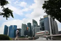 Derivative dealers among best paid in city-state
