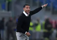 Soccer-Suriname name former Dutch international Fraser as coach