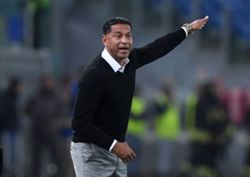 Soccer-Suriname name former Dutch international Fraser as coach