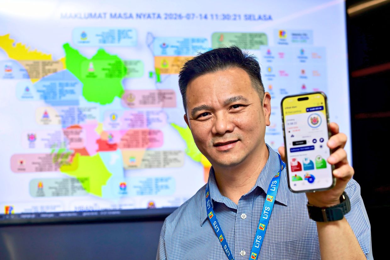 Lai showing the Flexi parking app operating as normal, with real-time parking information displayed on LITS’ operations dashboard behind him at the company’s headquarters in Shah Alam.