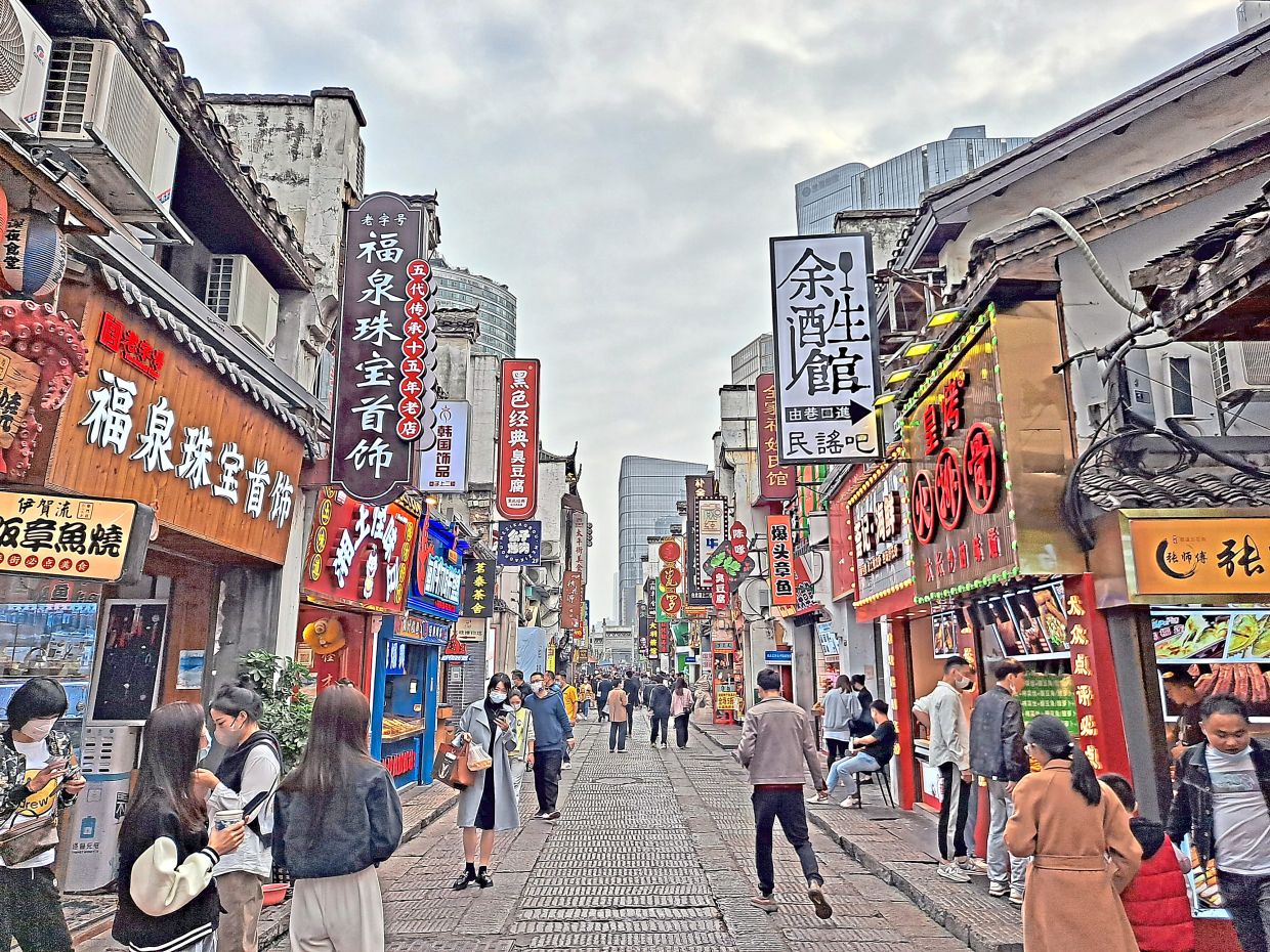 Taiping Street is where you go to get snacks and souvenirs. — EditQ/Wikimedia Commons