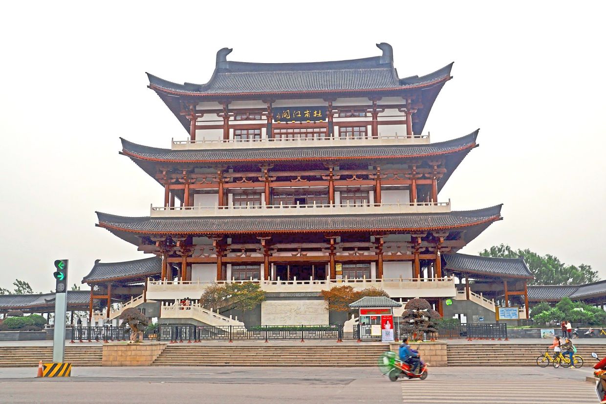 Officially opened in 2005, the Du Fu Pavilion was built to commemorate poet Du Fu. — Lennartbj/Wikimedia Commons