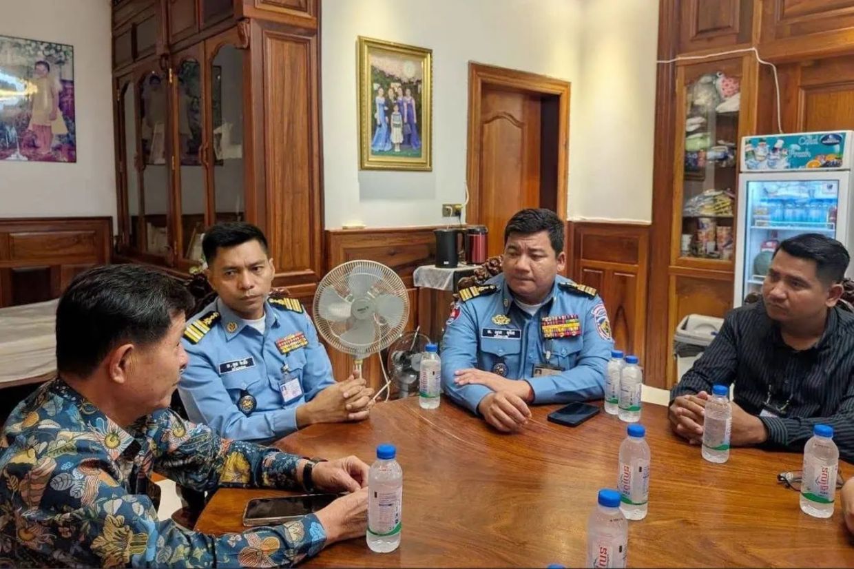 Oknha Tong Hok Seng, father of the suspect, meets with police on the night of July 29. - Photo: National Police