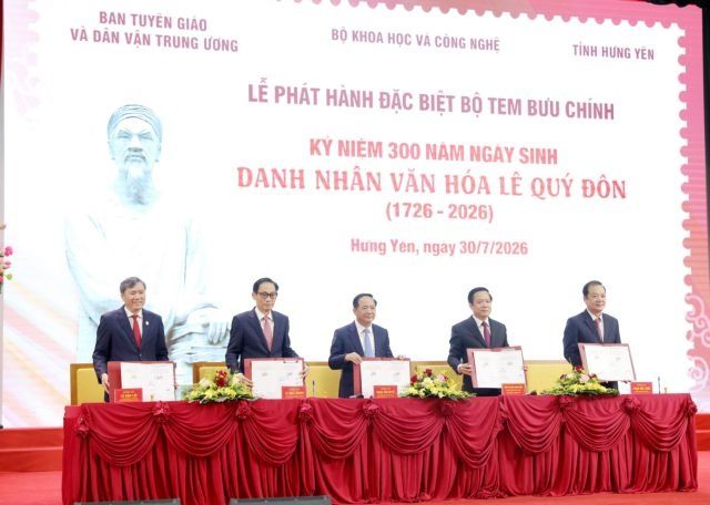 Delegates sign the first-day cover of the commemorative stamp marking the 300th birth anniversary of renowned Vietnamese scholar Le Quy Don (1726–2026). - Photo: VNA/VNS