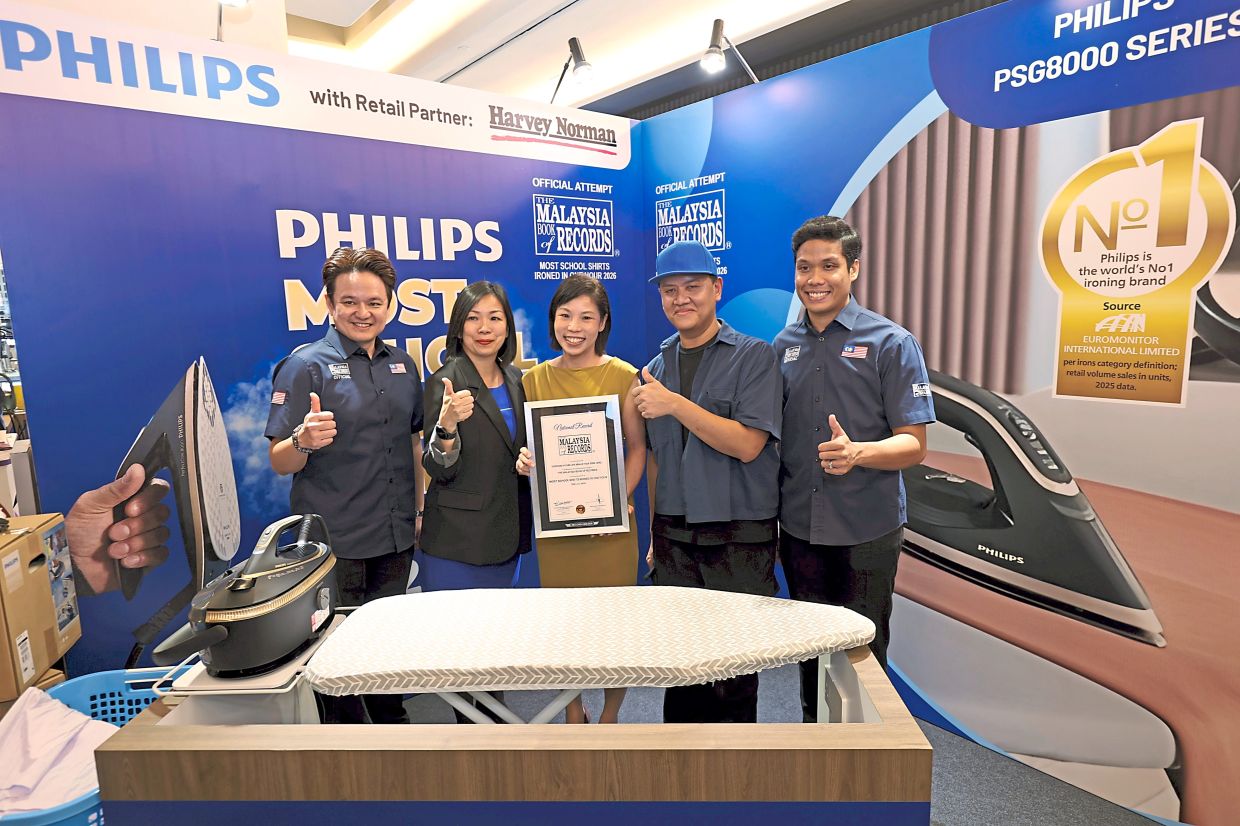 Patt (centre) with the MBOR certificate at the Harvey Norman MidValley Kuala Lumpur flagship store. With her are (from left) Heah, Chin, Nik Erwan and Megat Faris.