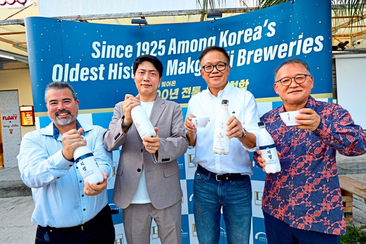 (From left) Sean, Kam, Kenneth and guest-of-honour Datuk Roh Jae-Yeol.