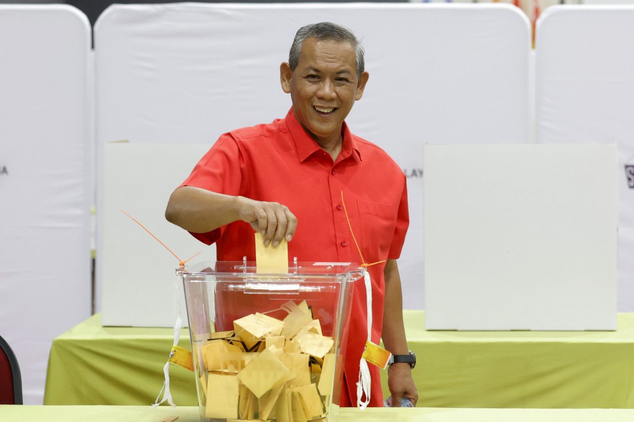 Politicians Queue, Nation Yawns