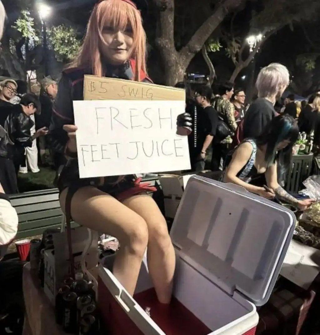 Several cosplayers found themselves evicted from the event after stirring up controversy with their unusual method of selling “feet juice,” stirring curiosity and bewilderment among onlookers. - Photo: Handout