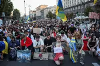 Thousands take to Kyiv's main street, firm on calls for defence minister's return