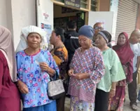Negri polls: Spontaneous laughter lightens morning polling queue in Jelebu