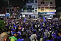 Negri polls: Sea of blue outside Wisma Umno as Barisan supporters celebrate