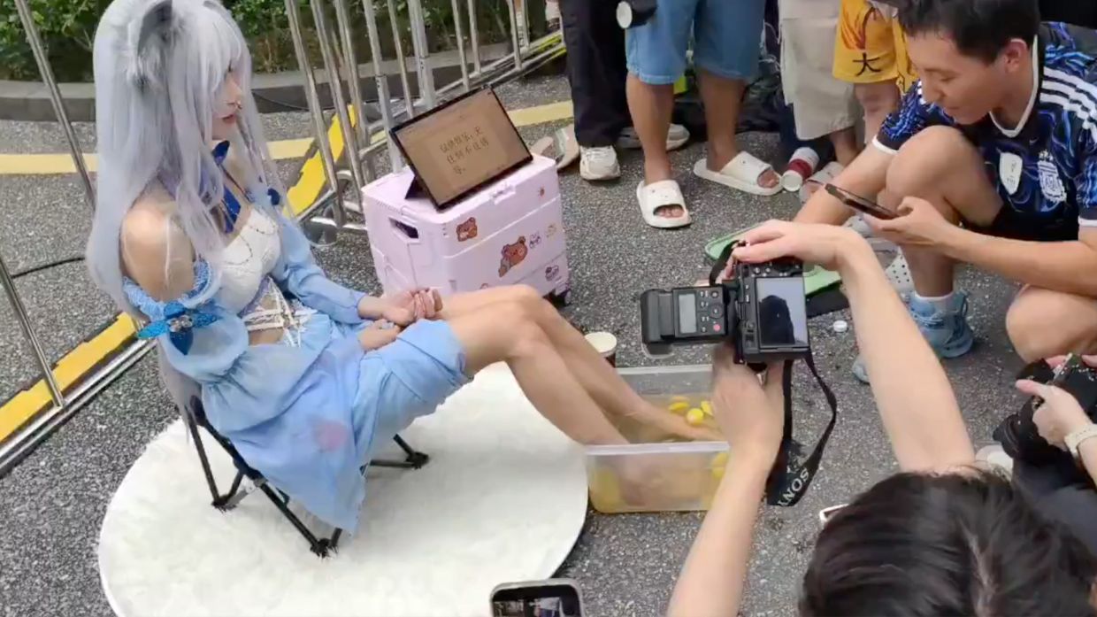 ‘So absurd!’: Chinese cosplayer draws crowds by selling lemonade ‘feet ...