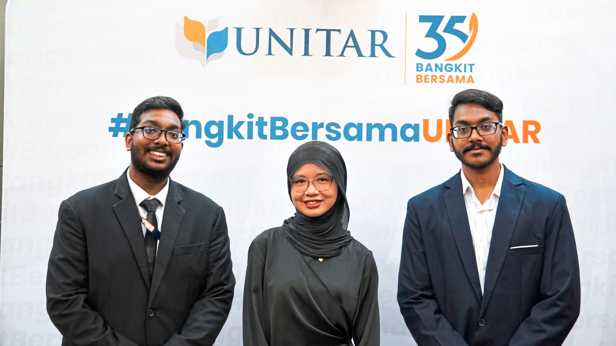 Proud moment: (From left) Agathiiyan, Nurul Aminatul Zahraa and Arrjunan posing for a photograph.
