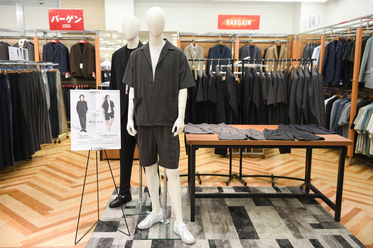 Yofuku no Aoyama, a prominent Japanese retailer that sells business attire, is marketing a “Cool Biz” line of clothing this summer, including nylon shorts.
