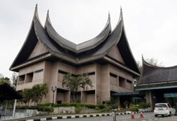 Barisan biggest winner in Negri state polls, says EC chairman