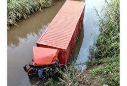 Container lorry plunges into river in Taiping