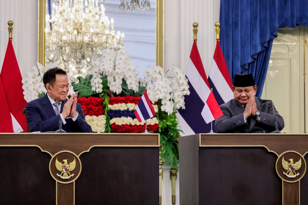 Indonesia's President Prabowo Subianto and Thailand's Prime Minister Anutin Charnvirakul gesture during a joint press conference following their bilateral meeting at the presidential Merdeka Palace in Jakarta, Indonesia, on Monday, August 3, 2026. -- Photo: REUTERS/Willy Kurniawan