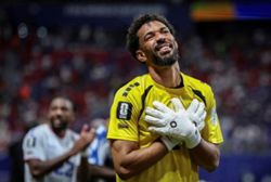 Soccer-Vozinha arrives in Chile to sign for Colo-Colo