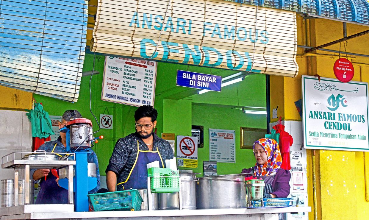 Locals are divided over which stalls serve the best cendol – Ansari or Bismillah.